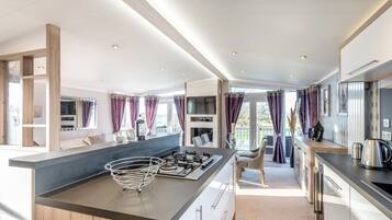 Fridge, oven, stovetop, dishwasher