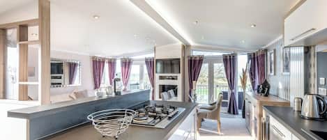 Kylskåp, ugn, spishäll och diskmaskin