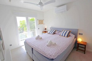 4 bedrooms, desk, iron/ironing board, WiFi