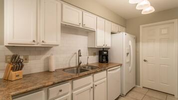Townhome, 3 Bedrooms | Private kitchen