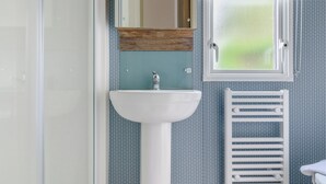 Bathroom - 12ft-wide luxury caravan with one double and one twin. (Roman Bank, Skegness)