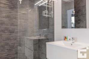 Shower, towels