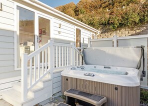 Outdoor spa tub - Larkstone Elegance Premier (Hele Bay, Ilfracombe)