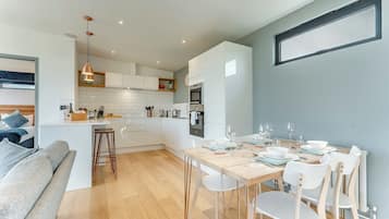 Fridge, oven, stovetop, dishwasher