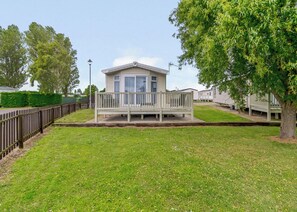 Exterior - 12ft-wide luxury caravan with one double and two twin. (Mablethorpe)
