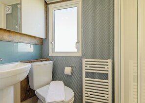 Bathroom, Toilet - Gold 6 Caravan (Pet) (Roman Bank, Skegness)