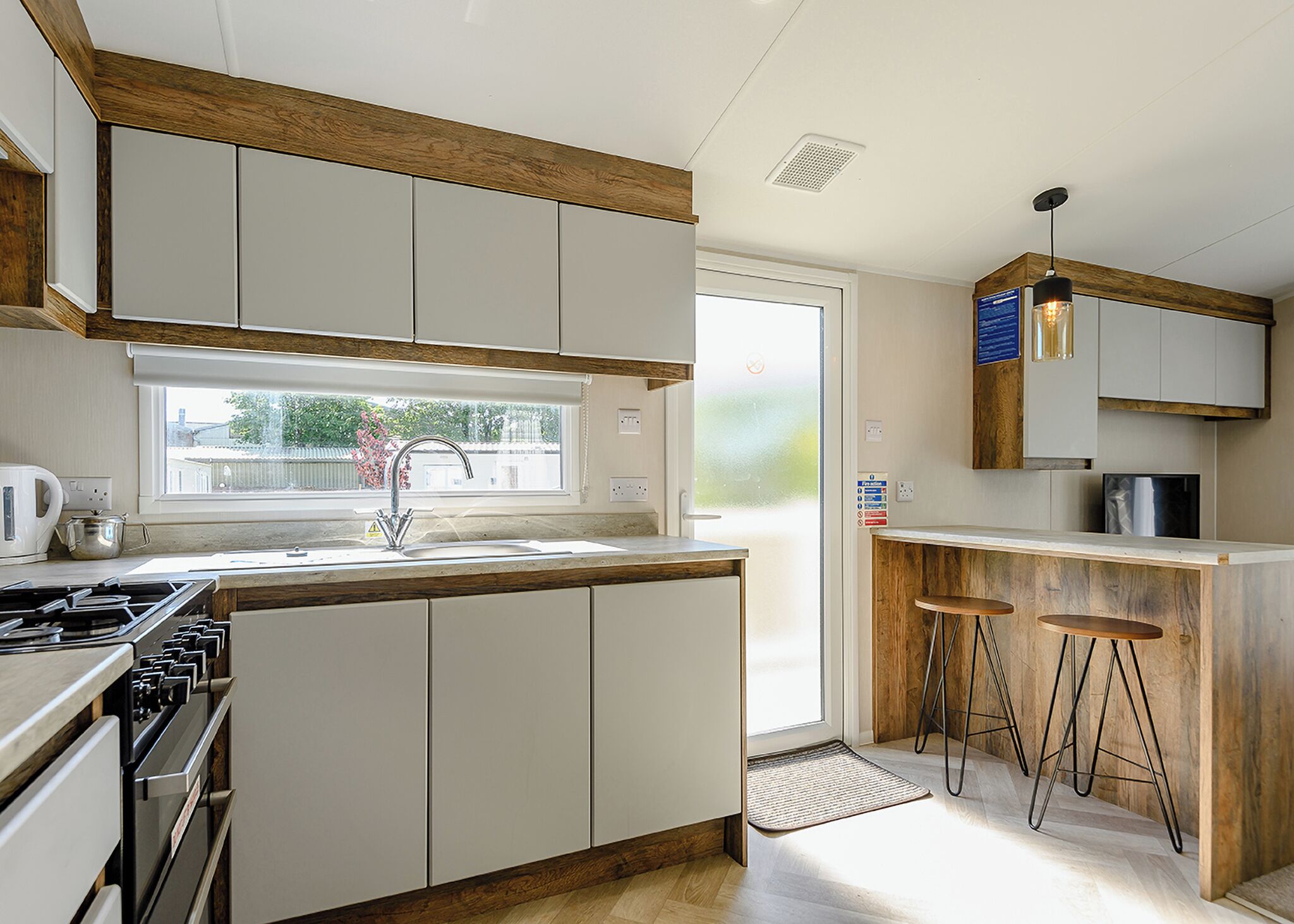 Kjøleskap, ovn, kokeplater og brødrister