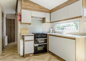 Frigorifero, forno, piano cottura, tostapane