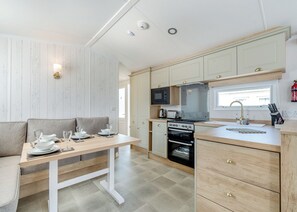 Frigorifero, forno, piano cottura, tostapane