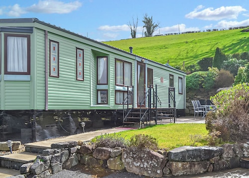 Traditional yet comfortable caravan with one double and two twins.