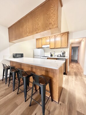 Fridge, microwave, oven, stovetop - Resort like Condo near Disneyland, the Beaches, Los Angeles & more (Fountain Valley)