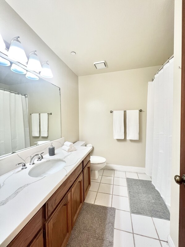 Combined shower/bathtub, hair dryer, towels, soap