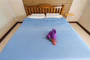 Eenvoudige tweepersoonskamer | Een bureau, een laptopwerkplek, gratis wifi, beddengoed