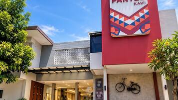 A hotel entrance with a sign reading 'HOTEL PANTES KAWI'.