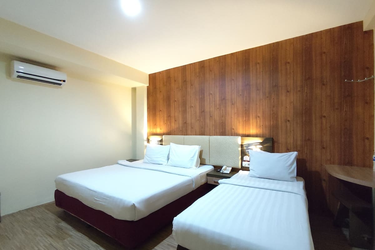 Habitación triple familiar, varias habitaciones | Ropa de cama hipoalergénica, decoración personalizada y escritorio