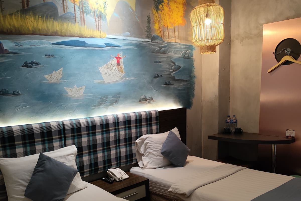 Chambre Deluxe avec lits jumeaux | Literie hypoallergénique, décoration personnalisée, bureau