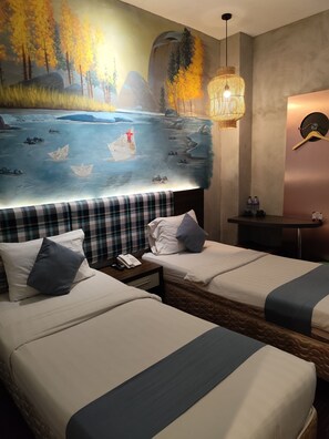 Deluxe Twin Room | Peralatan tempat tidur hipoalergenik, dihias secara berasingan, meja 