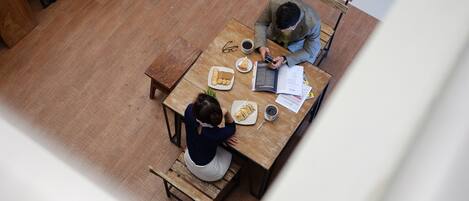 Café da manhã self-service mediante uma taxa nos fins de semana