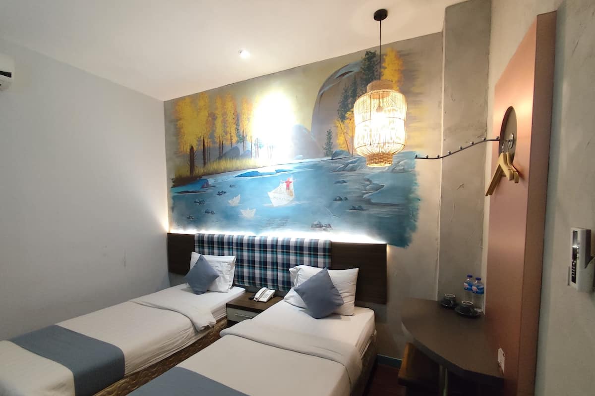 Habitación Deluxe con 2 camas individuales | Ropa de cama hipoalergénica, decoración personalizada y escritorio