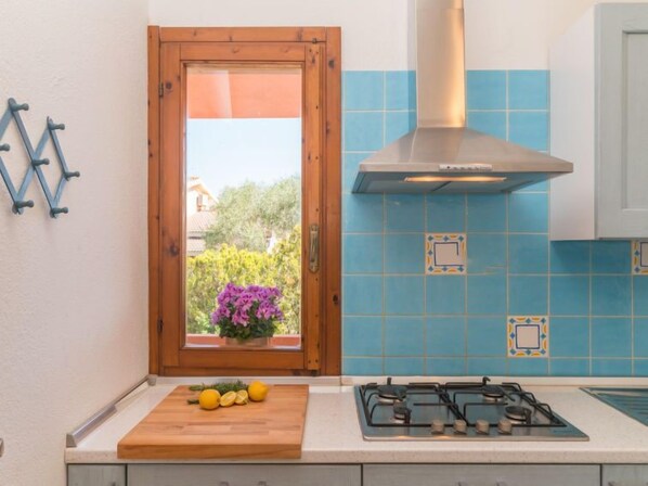 Fridge, cookware/dishes/utensils - Apartment Lucia by Interhome (San Teodoro)