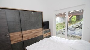 Une chambre à coucher avec un lit, une armoire et un téléviseur.