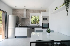 Een koelkast, een microgolfoven, een oven, een vaatwasser