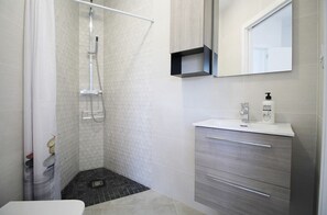 Douche, serviettes fournies