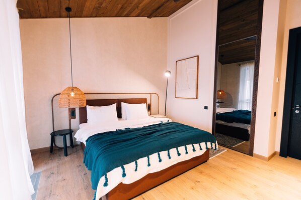 Hochwertige Bettwaren, individuell dekoriert, Schreibtisch