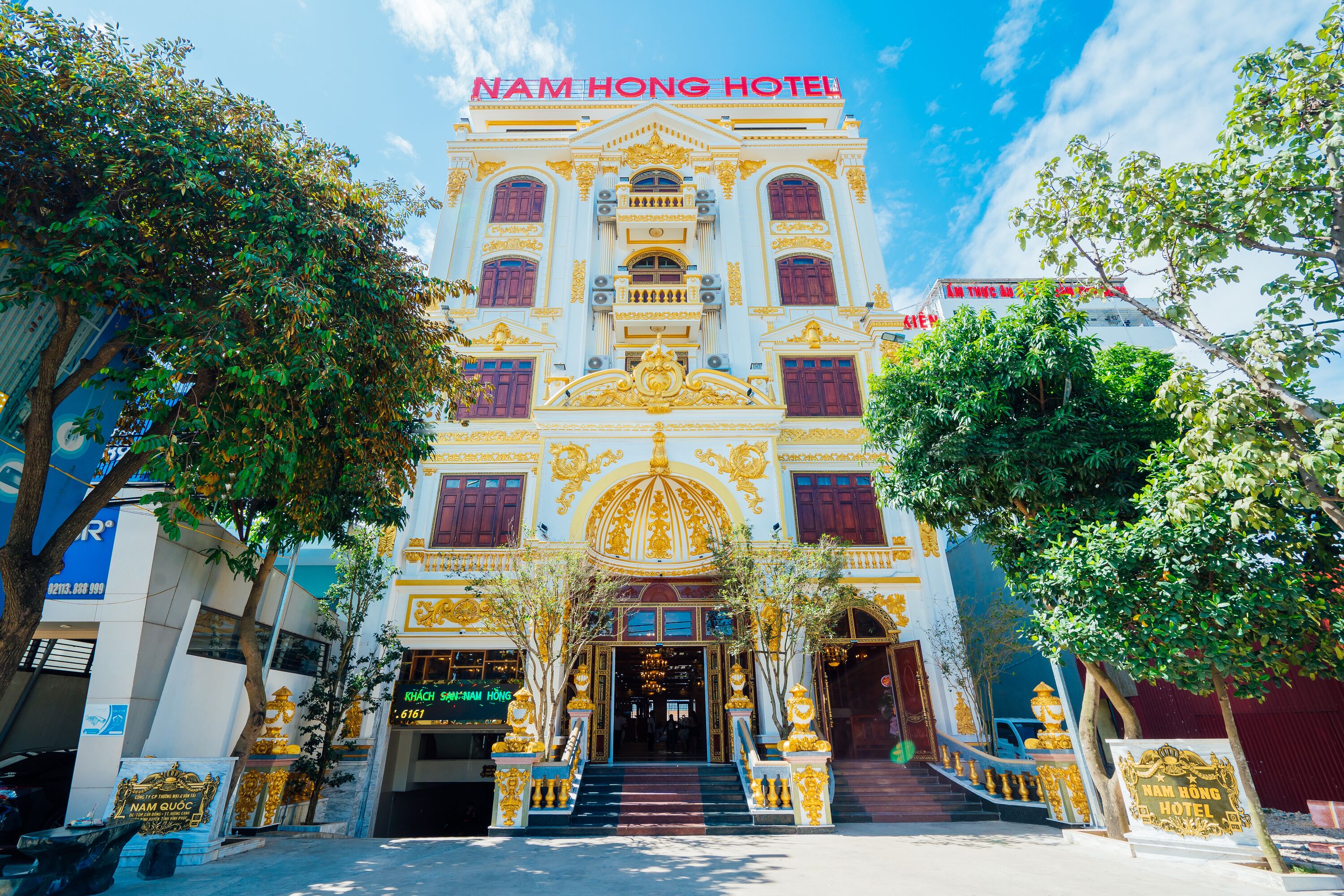 Ein großes, verziertes Gebäude, auf dessen Spitze der Name "NAM HONG HOTEL" gut sichtbar angebracht ist.