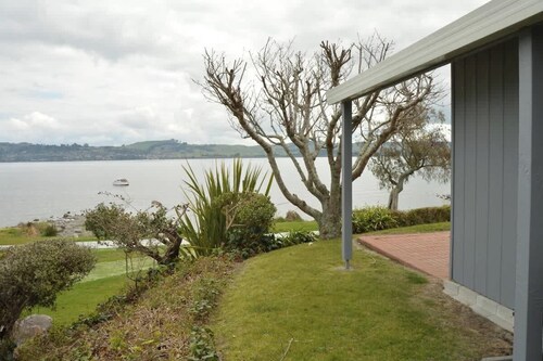 Lakefront prime location in Rainbow Point - fab!