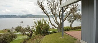 Lakefront prime location in Rainbow Point - fab!