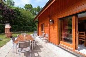Outdoor dining - Chalet Les Genêts 2 -Alsace +Private spa and sauna Parc naturel ballons des Vosges (Saint-Amarin)