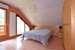 4 bedrooms, iron/ironing board, cots/infant beds, free WiFi