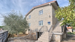 A stone building with a staircase leading to a balcony. - Villa Andi Sea view, Terrace, Wi-fi, Dishwasher, Washing machine, Parking (Peroj, Vodnjan)