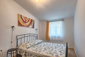 2 bedrooms, iron/ironing board, free WiFi, bed sheets