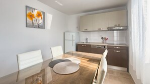Een moderne keuken met een eethoek.