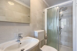 Shower, hair dryer, bidet, towels - Villa Andi Terrace, Wi-fi, dishwasher, washing machine, parking, 3 min beach (Peroj, Vodnjan)