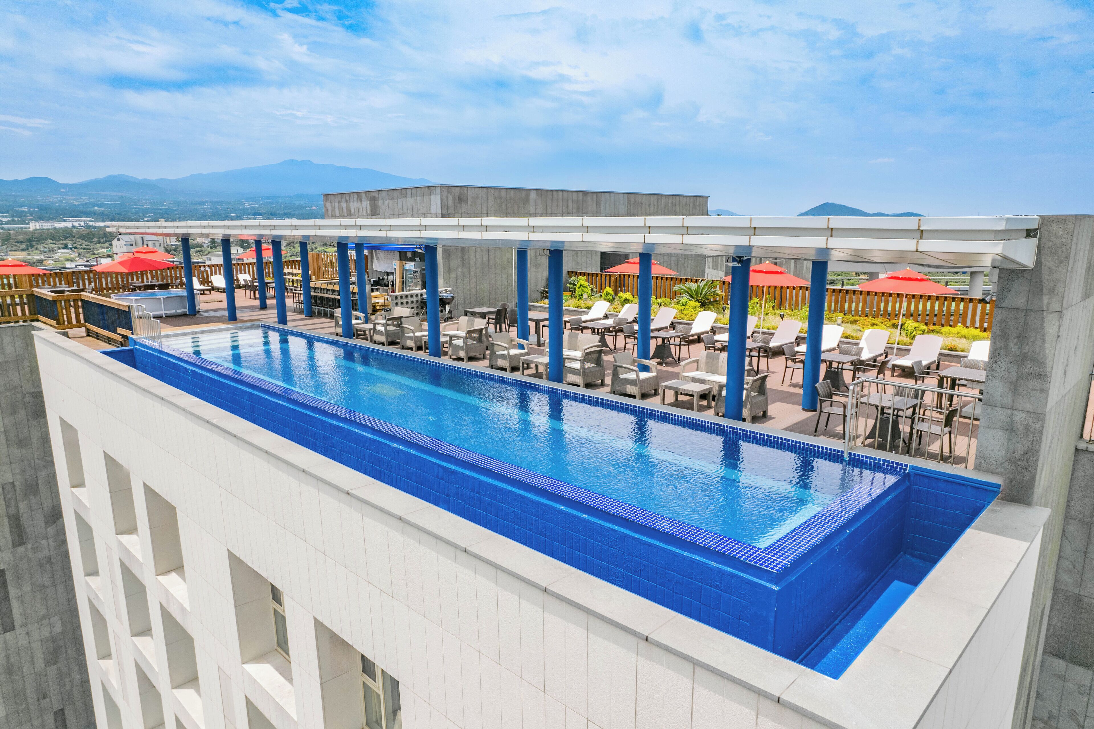 Kolam renang terbuka bermusim 