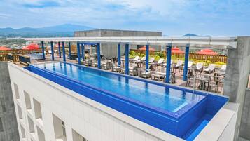 季节性开放的室外游泳池