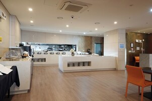 매일 뷔페 아침 식사 유료