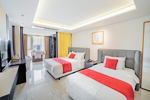 Premier tvåbäddsrum - icke-rökare | Värdeförvaringsskåp på rummet, skrivbord och mörkläggningsgardiner