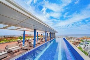 시즌별로 운영되는 야외 수영장