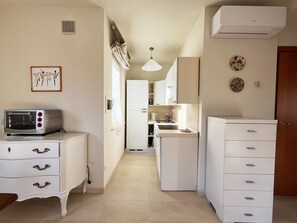 Kühlschrank, Mikrowelle, Herdplatte, Geschirrspüler