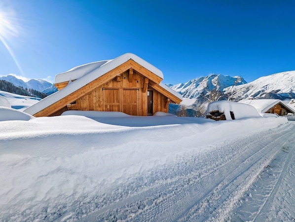 A wooden chalet with a sloped roof, surrounded by snow-covered mountains and a clear sky. - Mountain chalet rental ★★★★ "La Boutame" (Alpe d'Huez Domain 3300m) (Villard-Reculas)