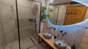 Combined shower/bathtub, jetted bath, hair dryer, towels - Mountain chalet rental ★★★★ "La Boutame" (Alpe d'Huez Domain 3300m) (Villard-Reculas)