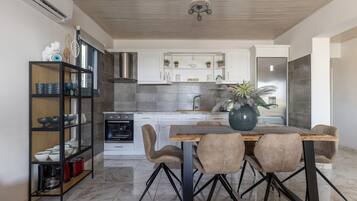 Køleskab, mikrobølgeovn, ovn, kogeplade