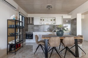 Een koelkast, een magnetron, een oven, een kookplaat