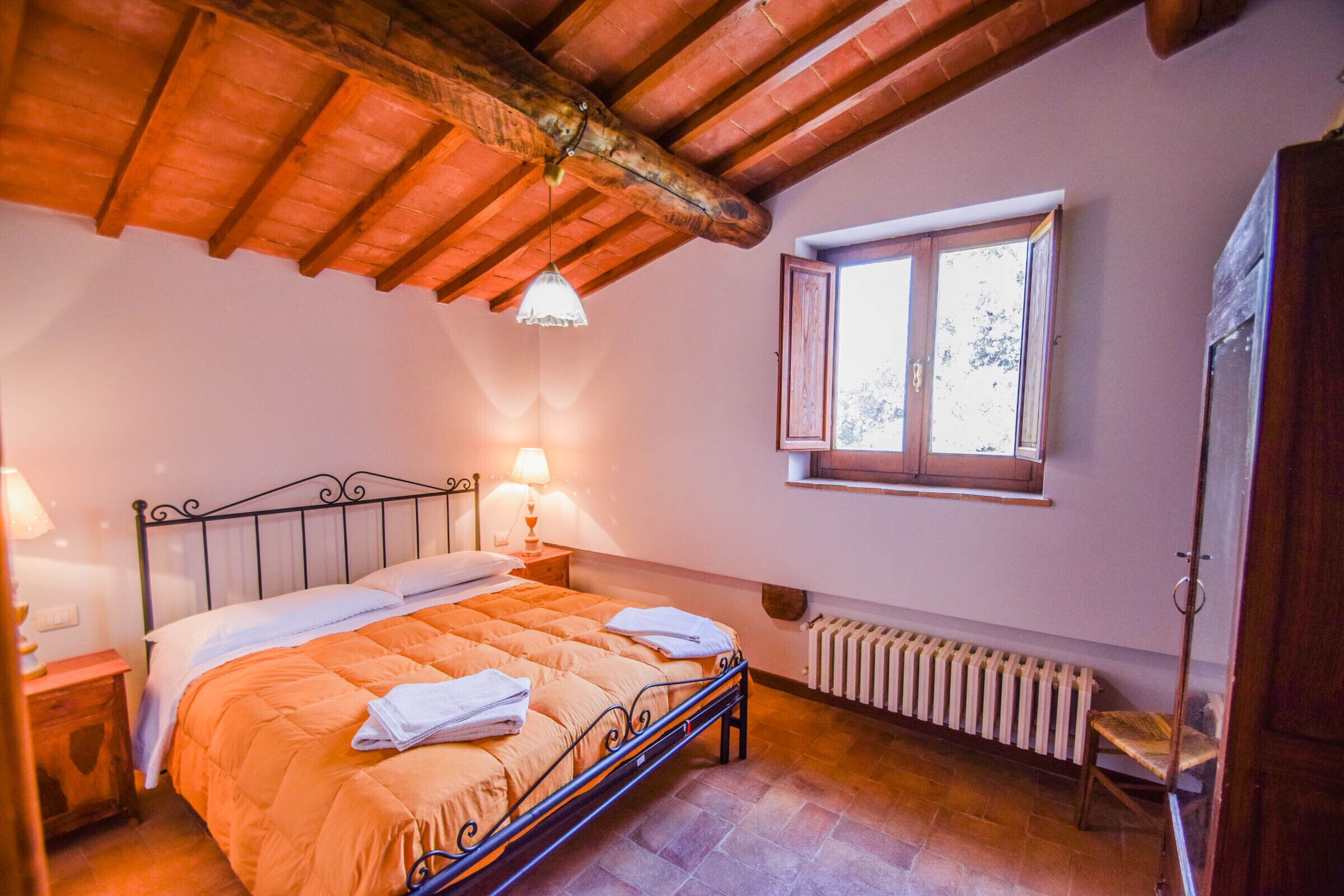 6 dormitorios, tabla de planchar con plancha, cuna de viaje