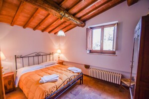 6 slaapkamers, een strijkplank/strijkijzer, reisbedje, gratis wifi