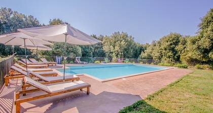 House with private pool in Umbria, 90 kms northern Rome. 6 bedrooms.